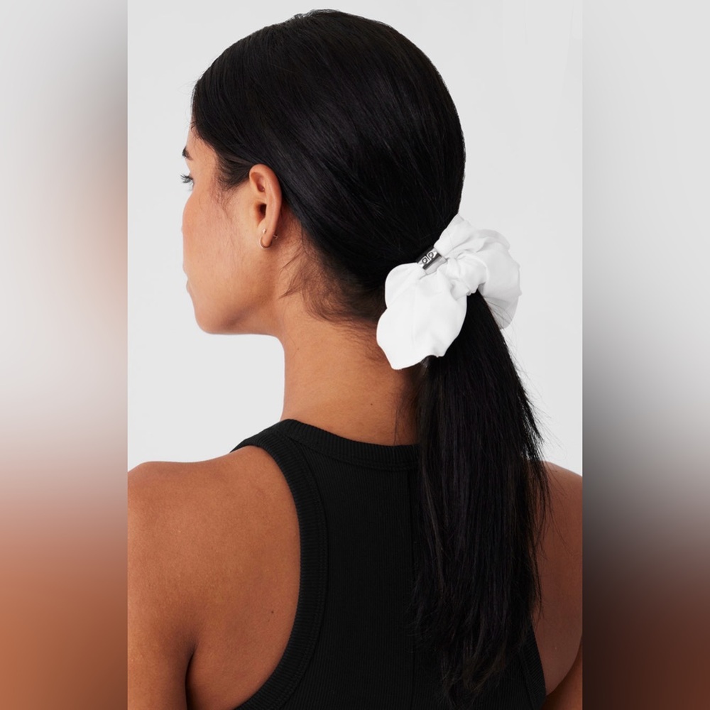 NWT Alo Bead It Scrunchie White